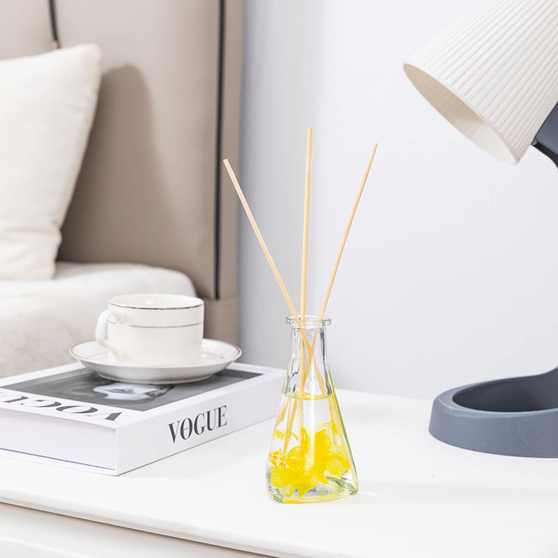 Driehoekige fles met gedroogde bloemen, geen vuur, aromatherapie-rietverspreider voor binnen