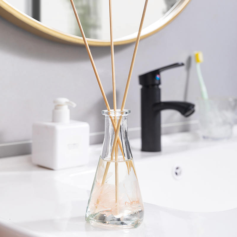 Driehoekige fles met gedroogde bloemen, geen vuur, aromatherapie-rietverspreider voor binnen