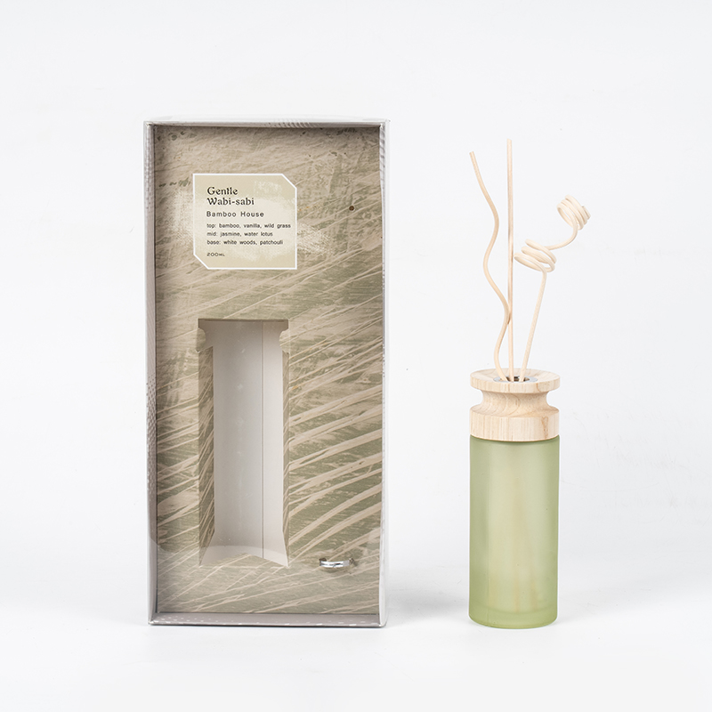 Hoogwaardige cilindrische glazen fles, premium rietverspreider met houten stok-aromaverspreider